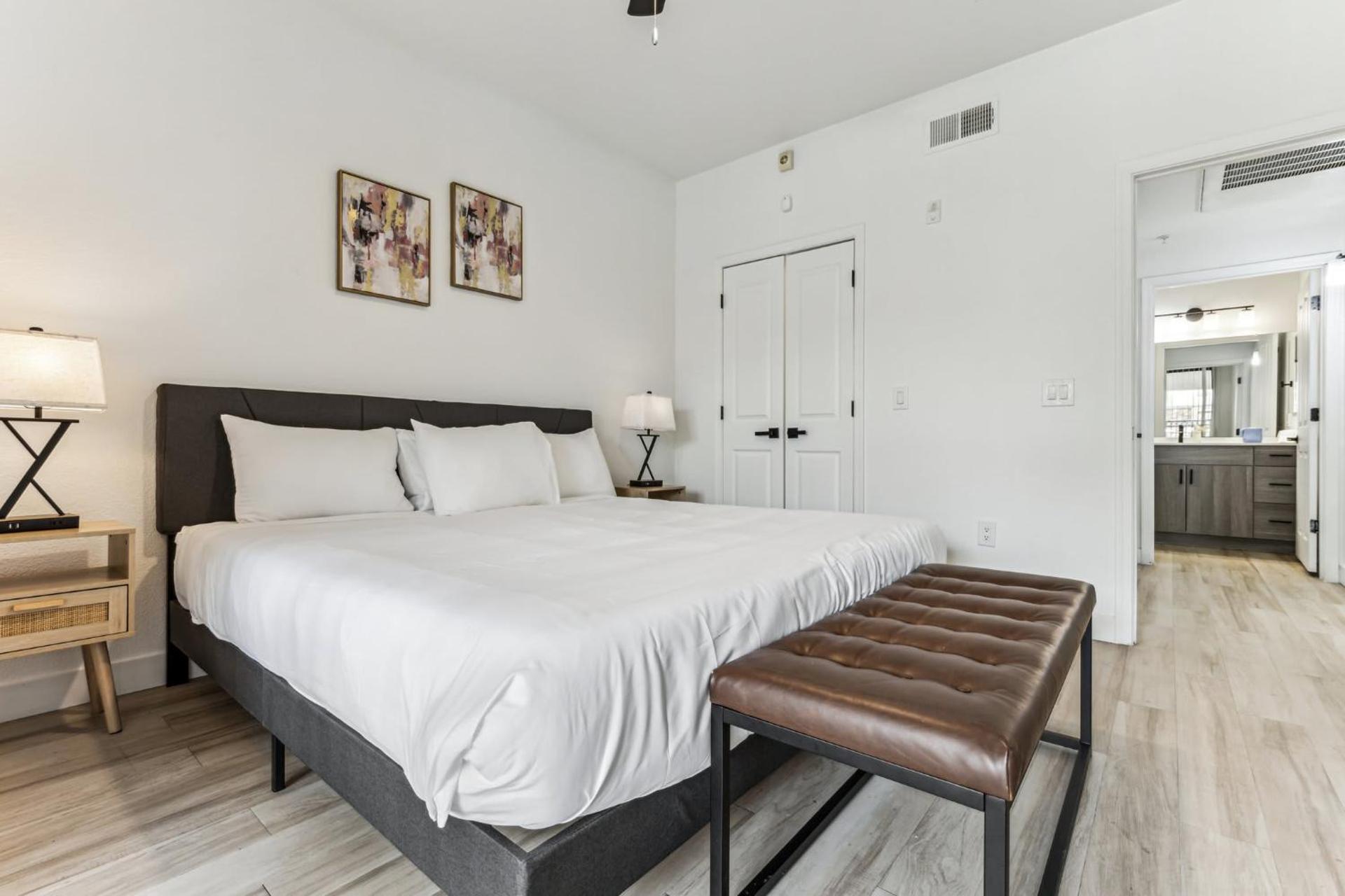 CozySuites Glendale by the stadium with pool 20 - Photo 9