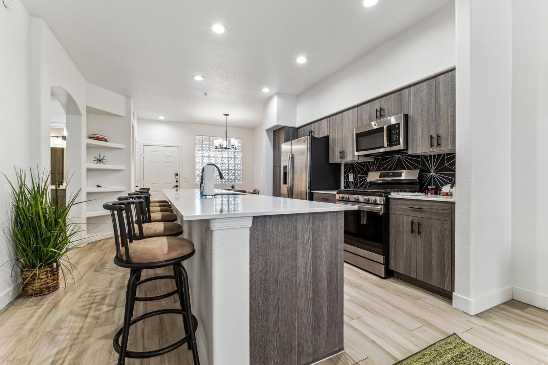 CozySuites Glendale by the stadium with pool 20 - Photo 15