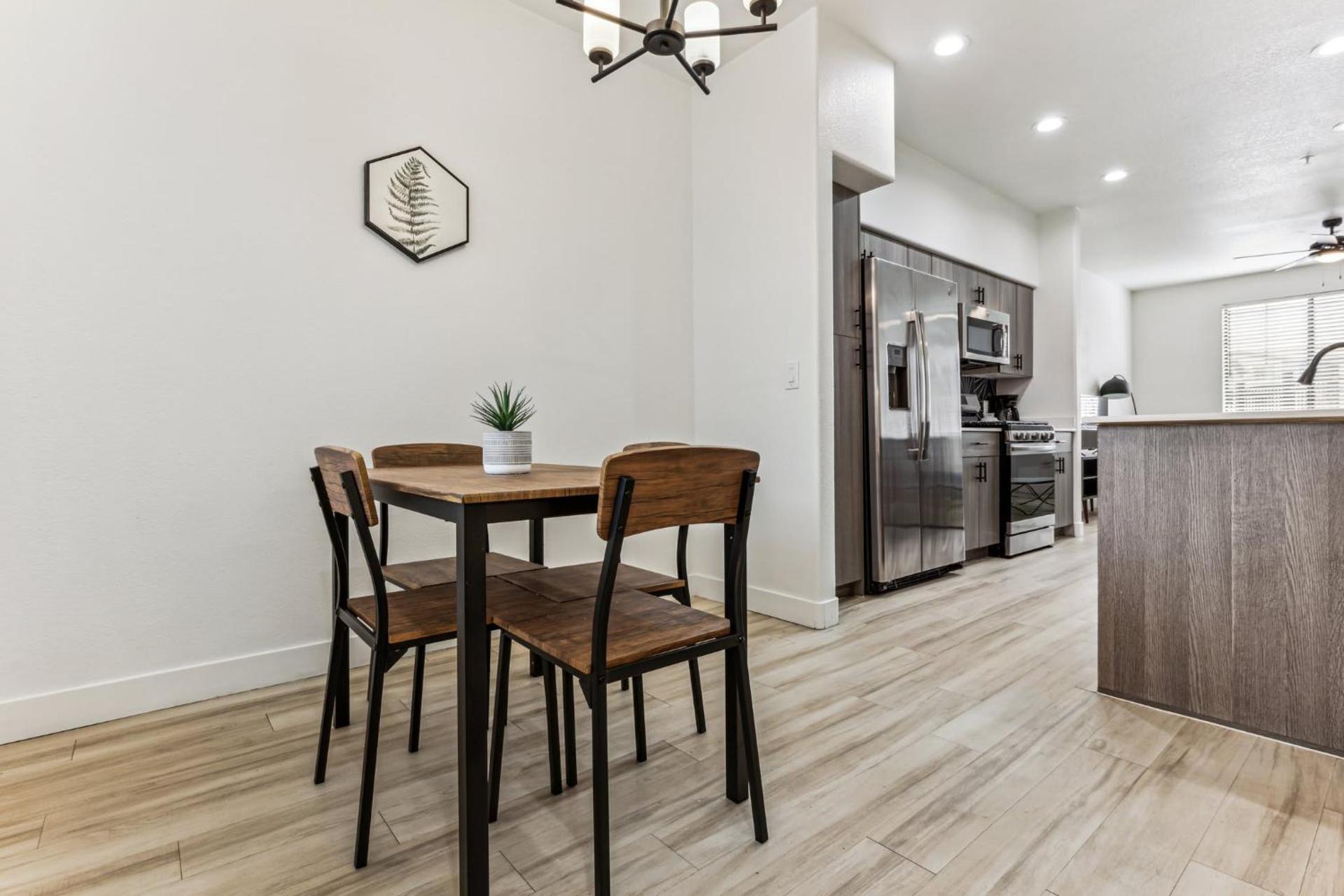 CozySuites Glendale by the stadium with pool 20 - Photo 18