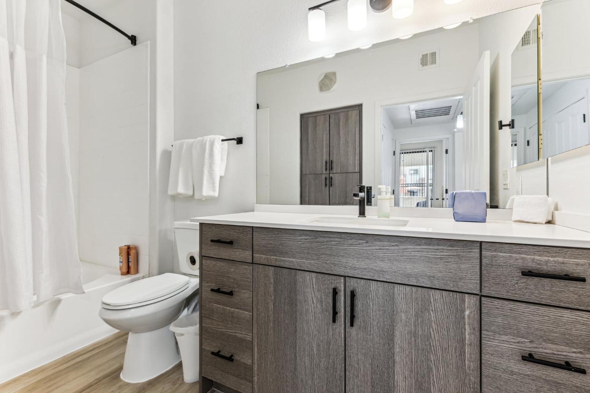 CozySuites Glendale by the stadium with pool 20 - Photo 19
