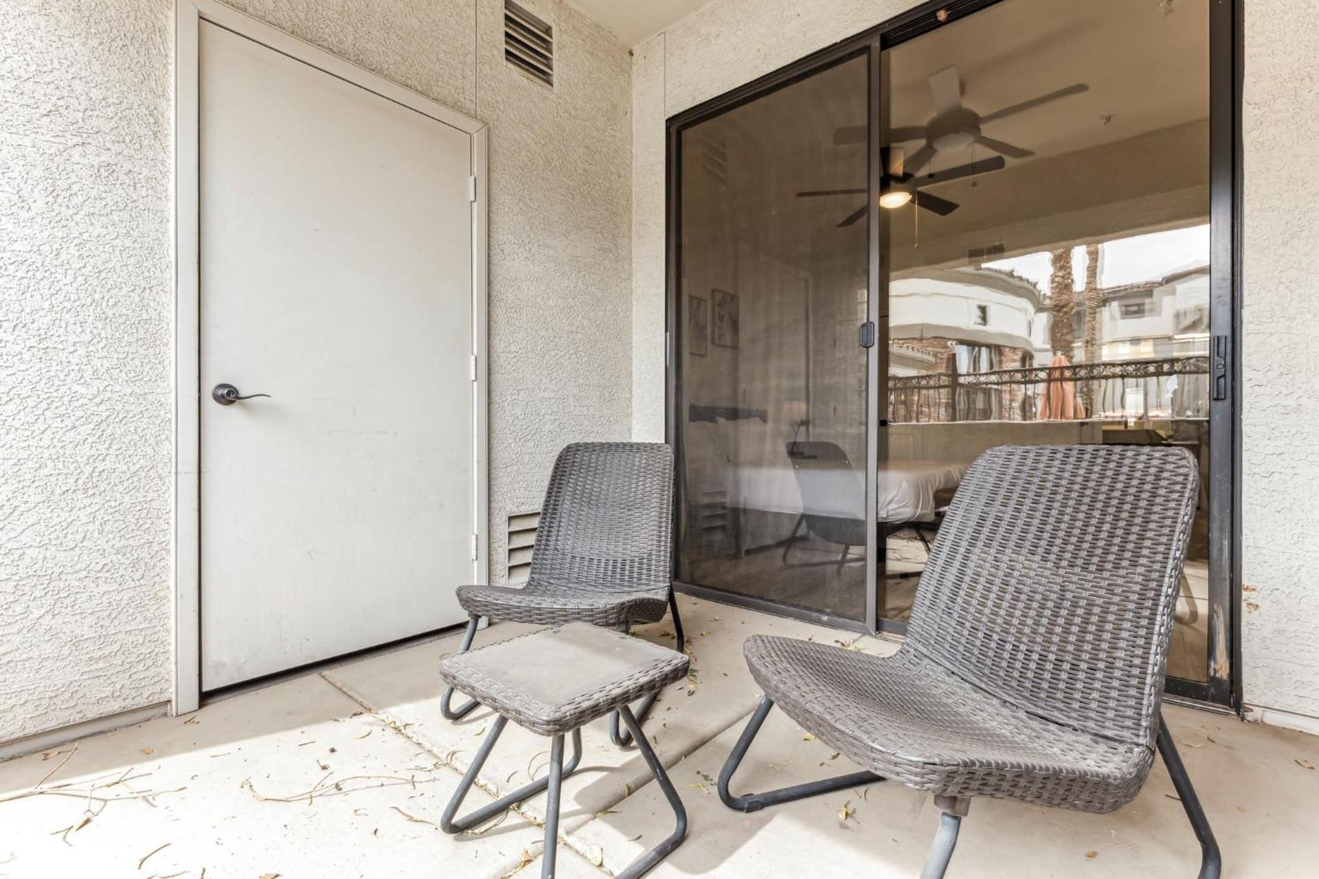 CozySuites Glendale by the stadium with pool 20 - Photo 22