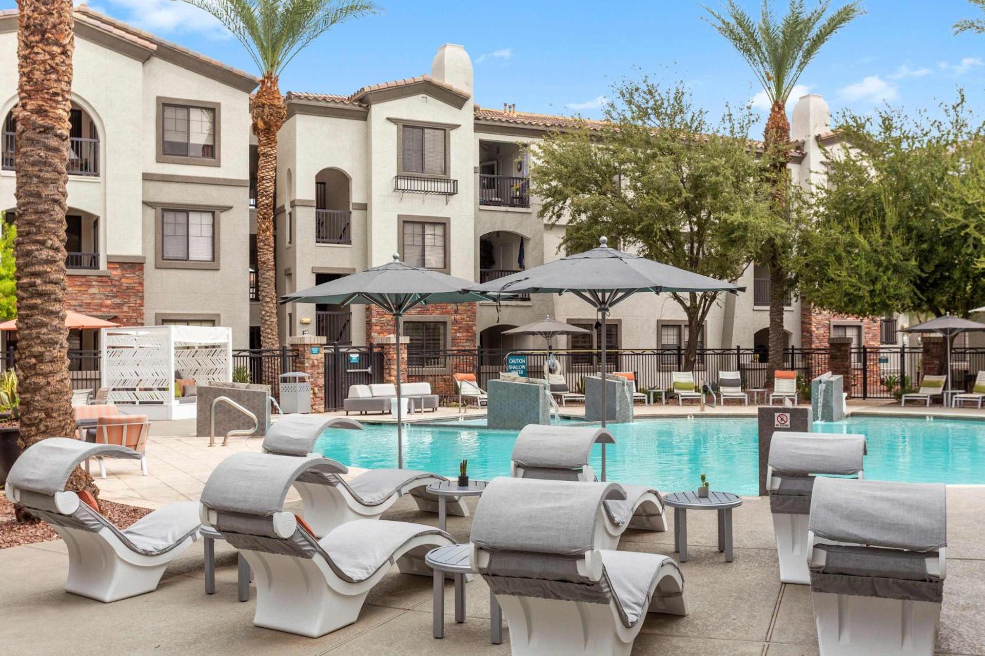 CozySuites Glendale by the stadium with pool 20 - Photo 31