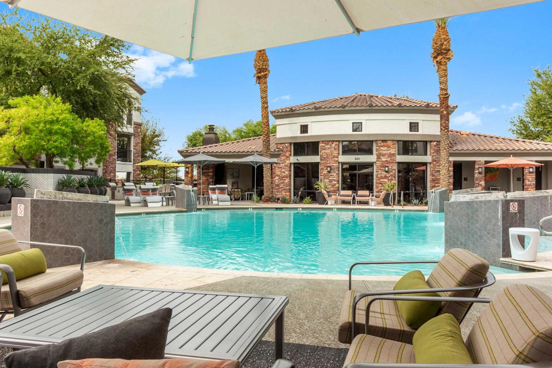 CozySuites Glendale by the stadium with pool 20 - Photo 32