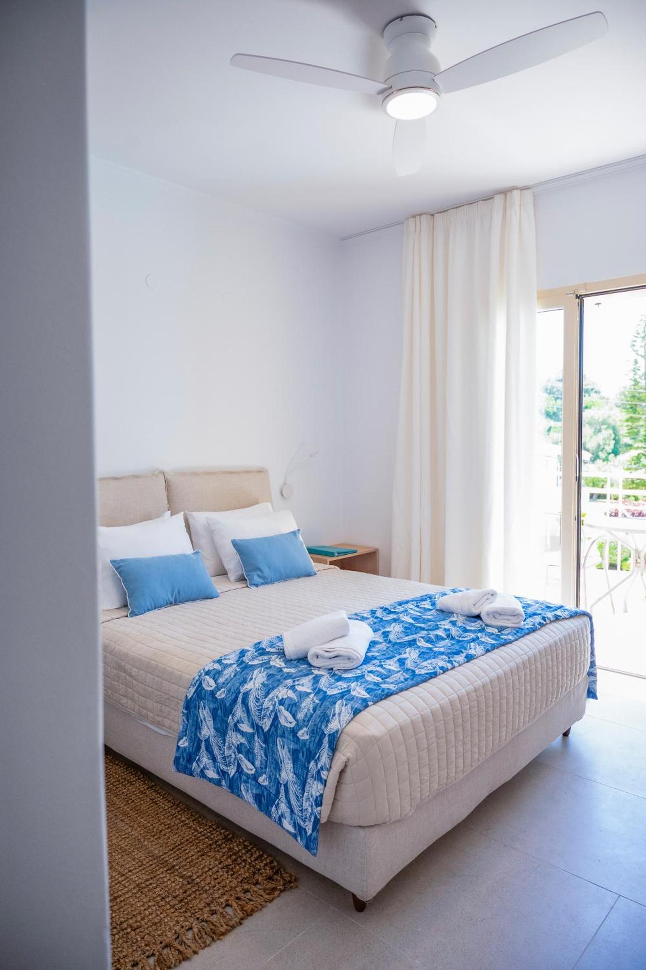 Deluxe Double Room with Balcony and Sea View