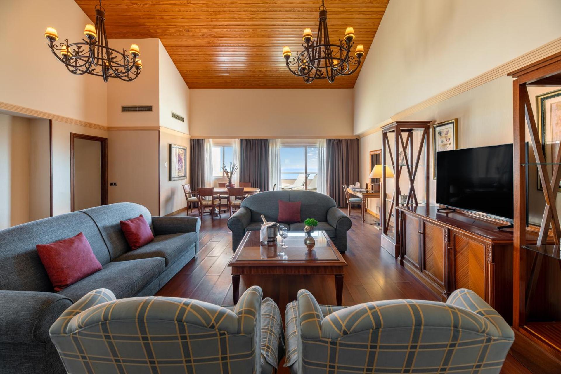 Presidential Suite (2 Adults + 2 Children)