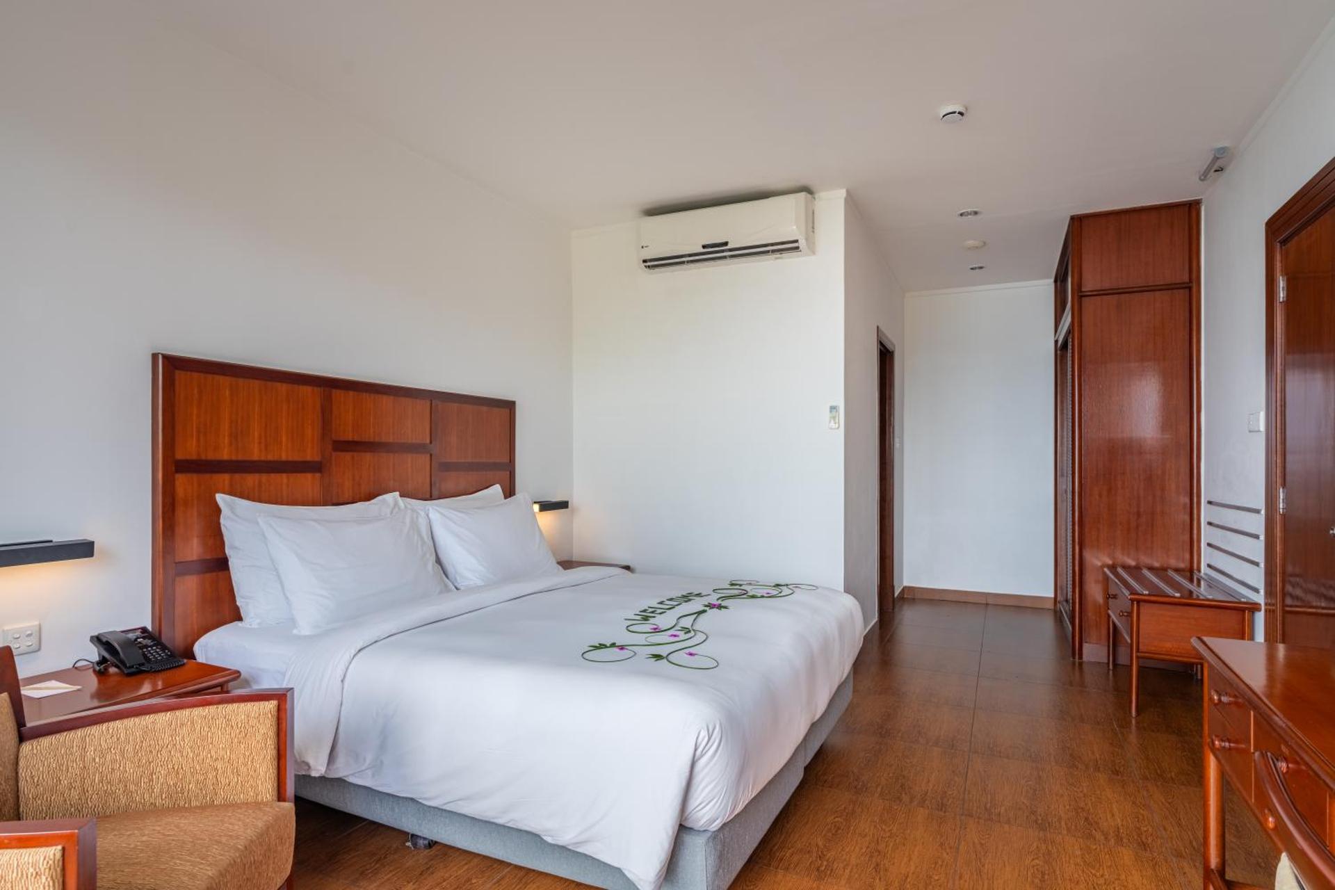 Hulhule Island Hotel- Private Beach Access & Airport Pick-up and Drop - Photo 23