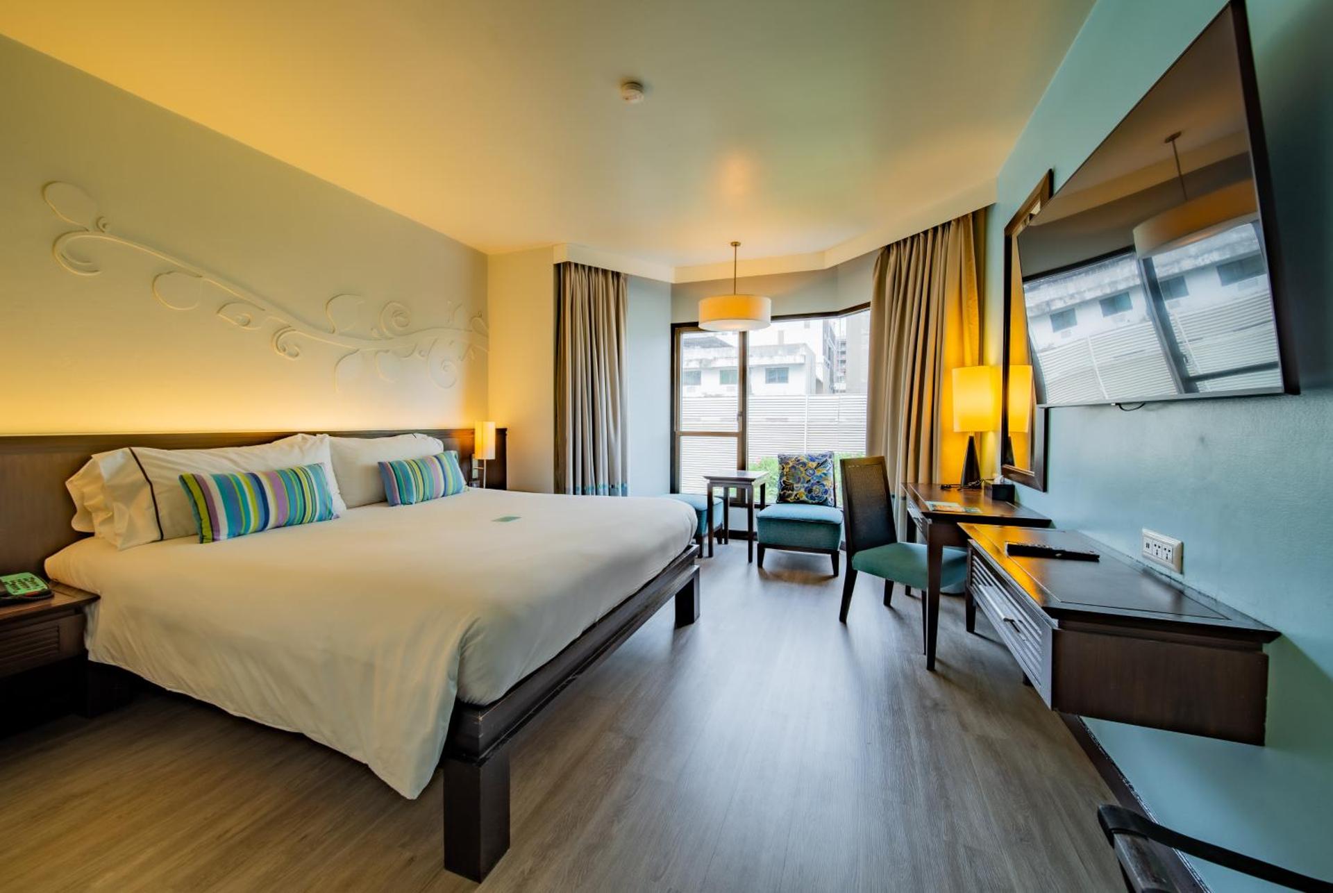 Deluxe Pool View King Bed