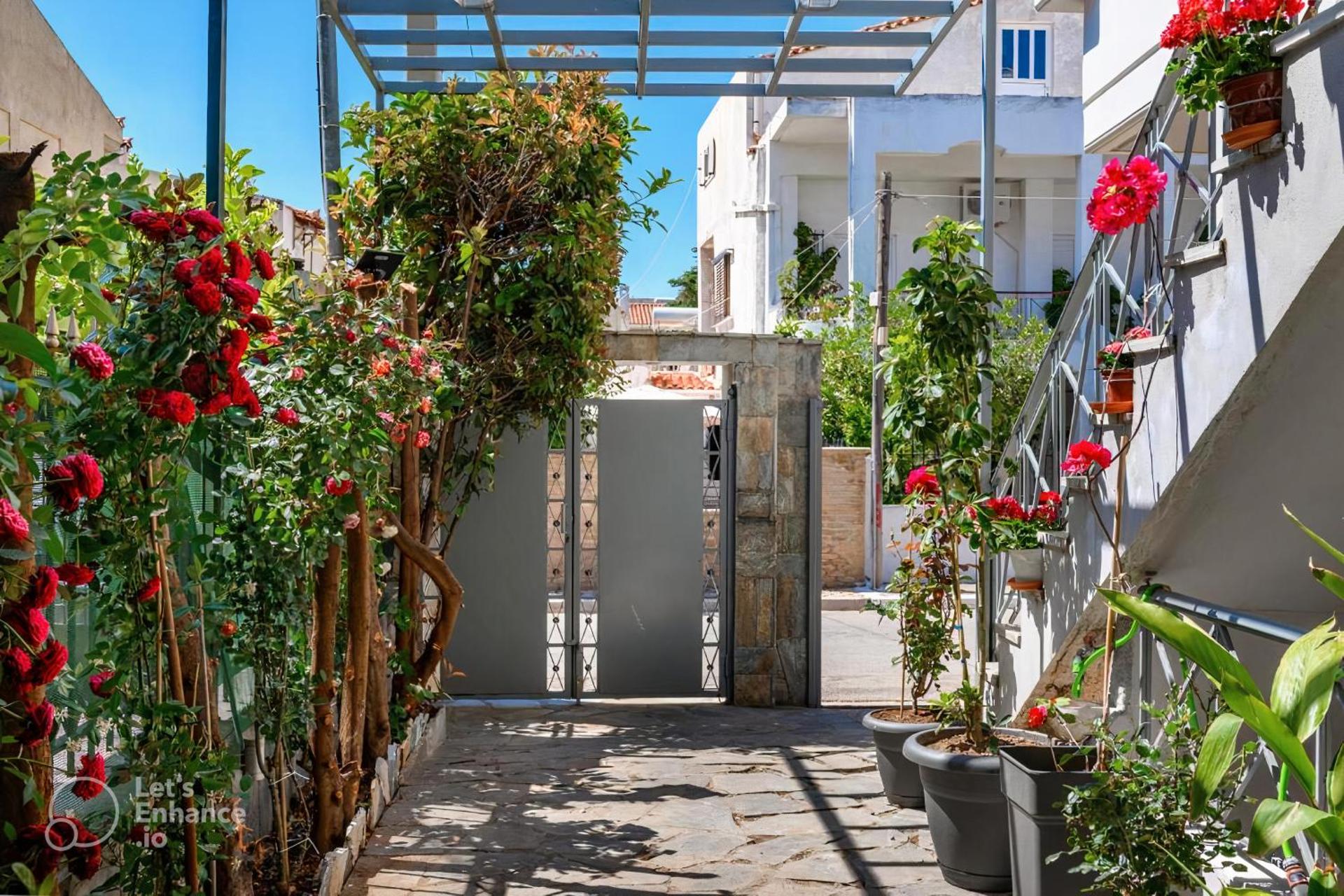 Lovehome - 4BD Villa with views-15mins to airport,10mins to MEC ΑΕ- 2mins to bus stop ,10mins to Suburban Railway on foot - Photo 53