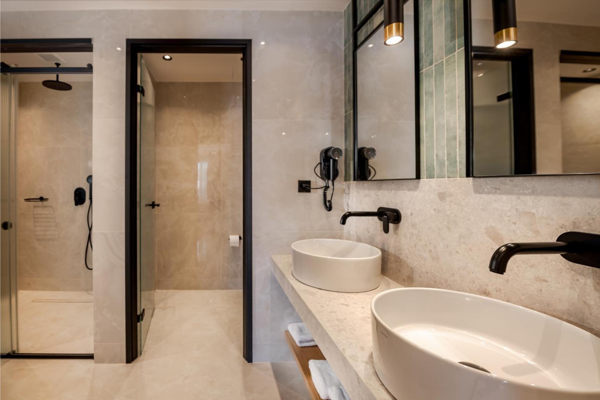 Canadian Hotel - Photo 57