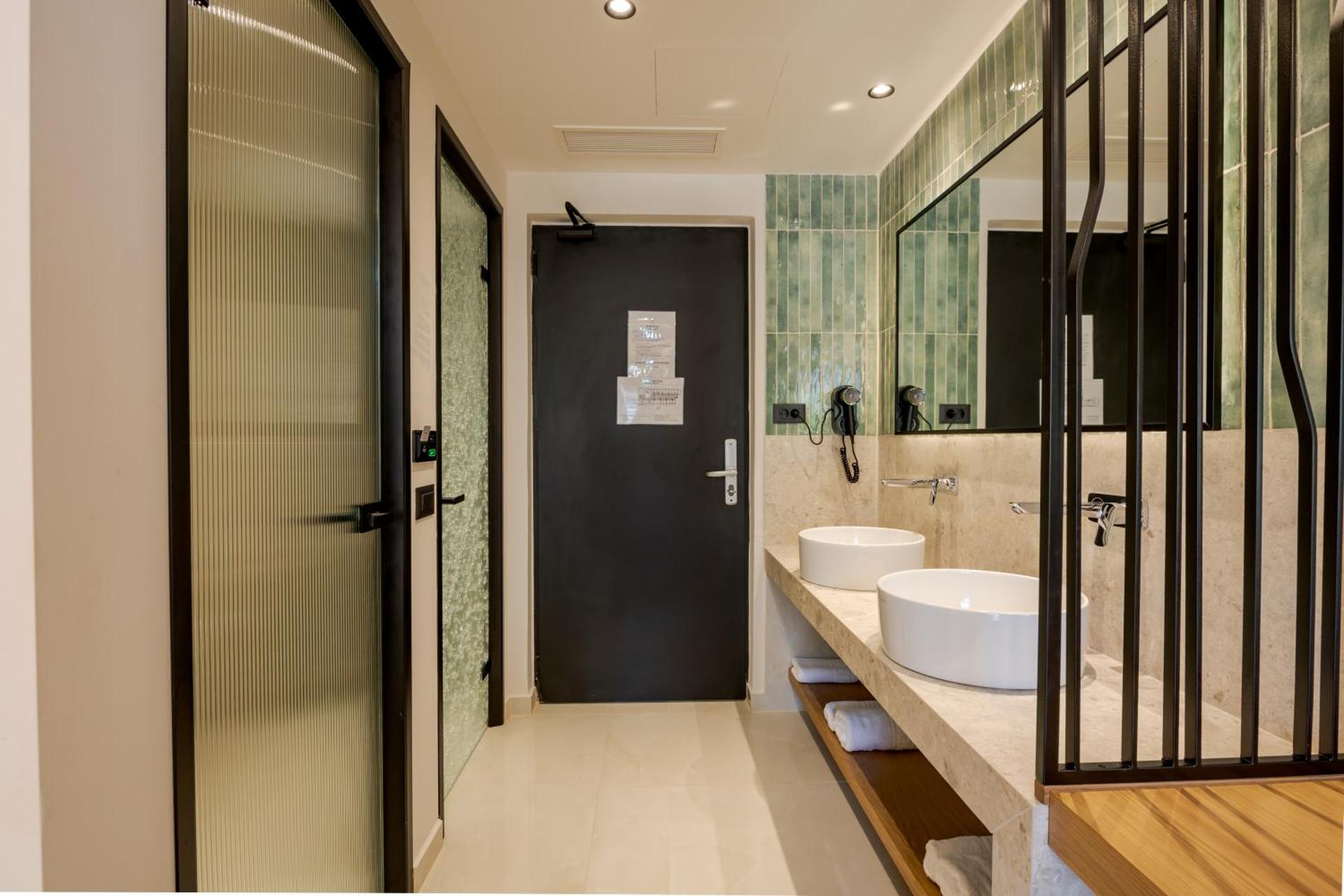 Canadian Hotel - Photo 58