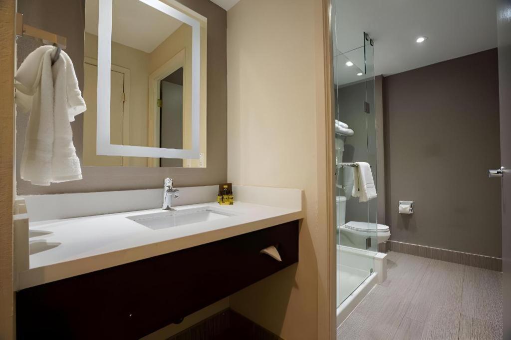 Best Western Plus Executive Inn - Photo 48