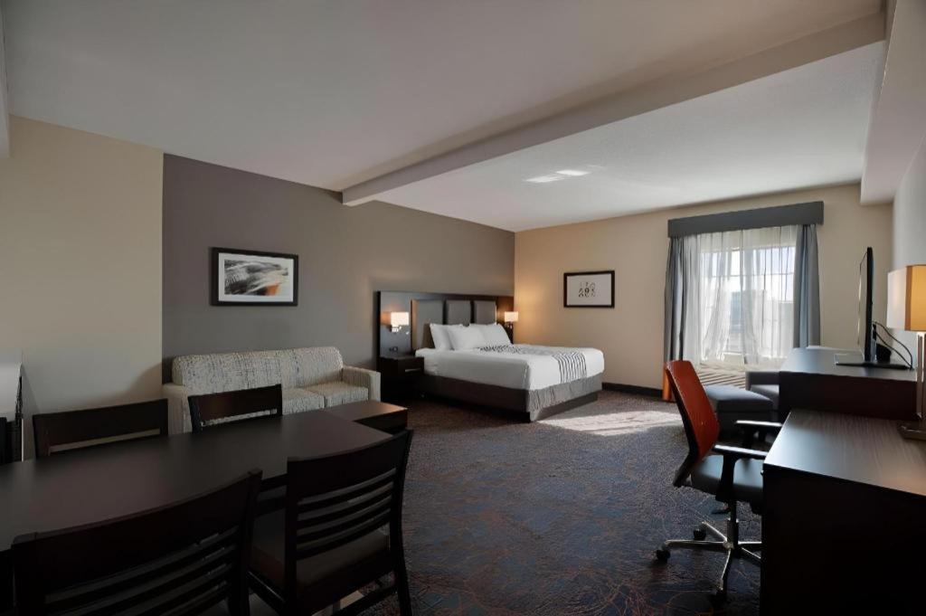 Best Western Plus Executive Inn - Photo 50