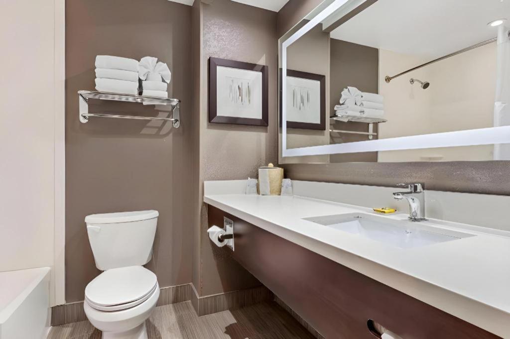 Best Western Plus Executive Inn - Photo 51
