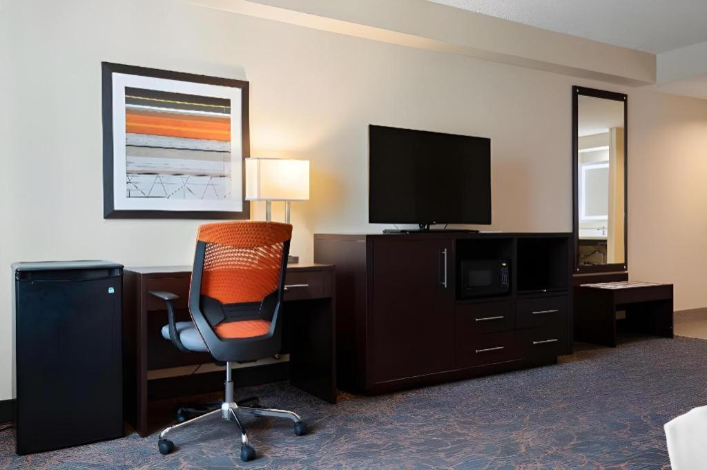 Best Western Plus Executive Inn - Photo 89