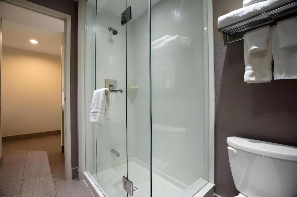 Best Western Plus Executive Inn - Photo 52