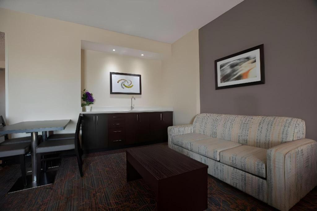 Best Western Plus Executive Inn - Photo 54