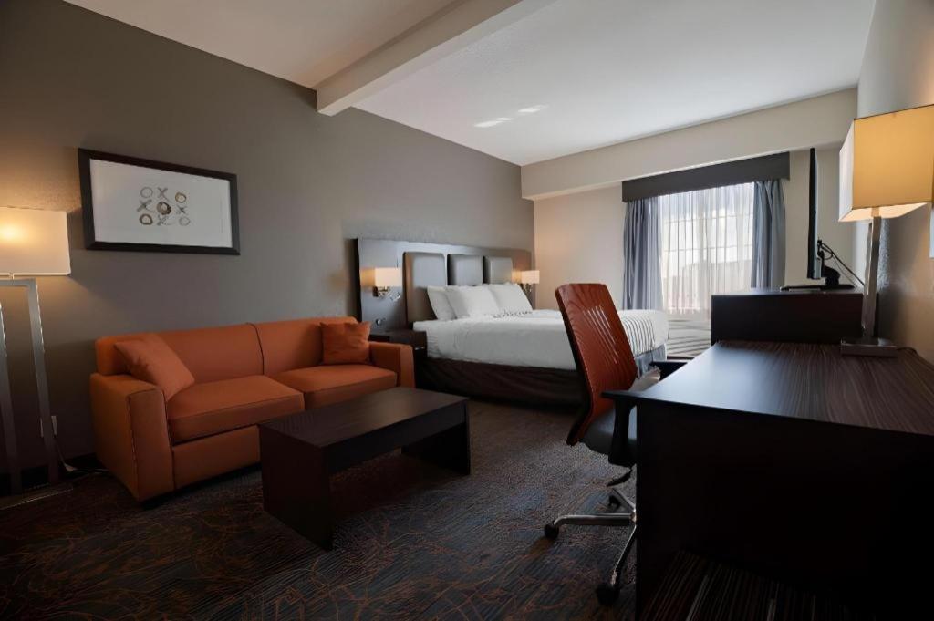 Best Western Plus Executive Inn - Photo 59