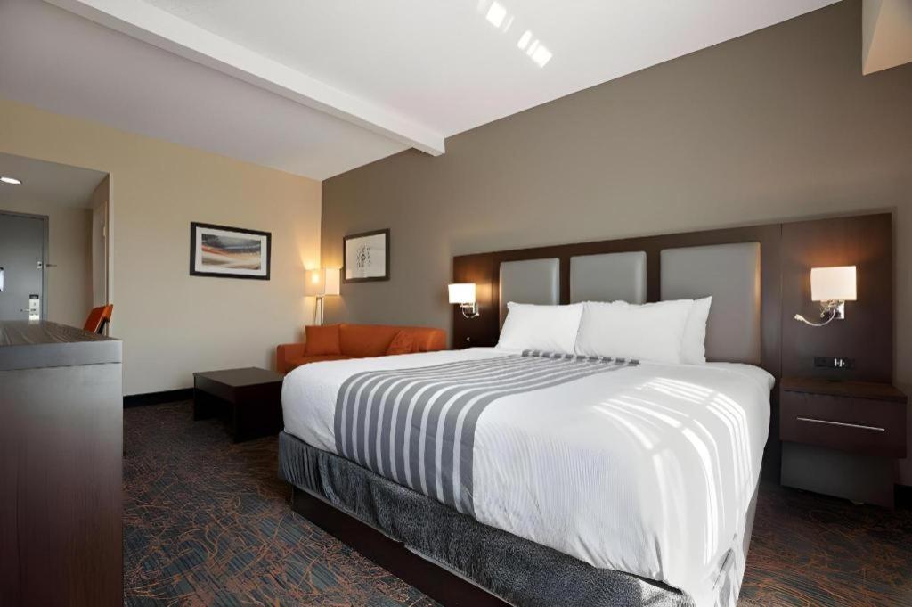 Best Western Plus Executive Inn - Photo 62