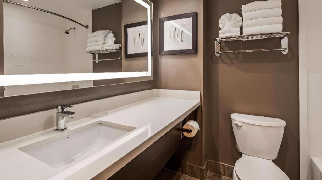 Best Western Plus Executive Inn - Photo 63