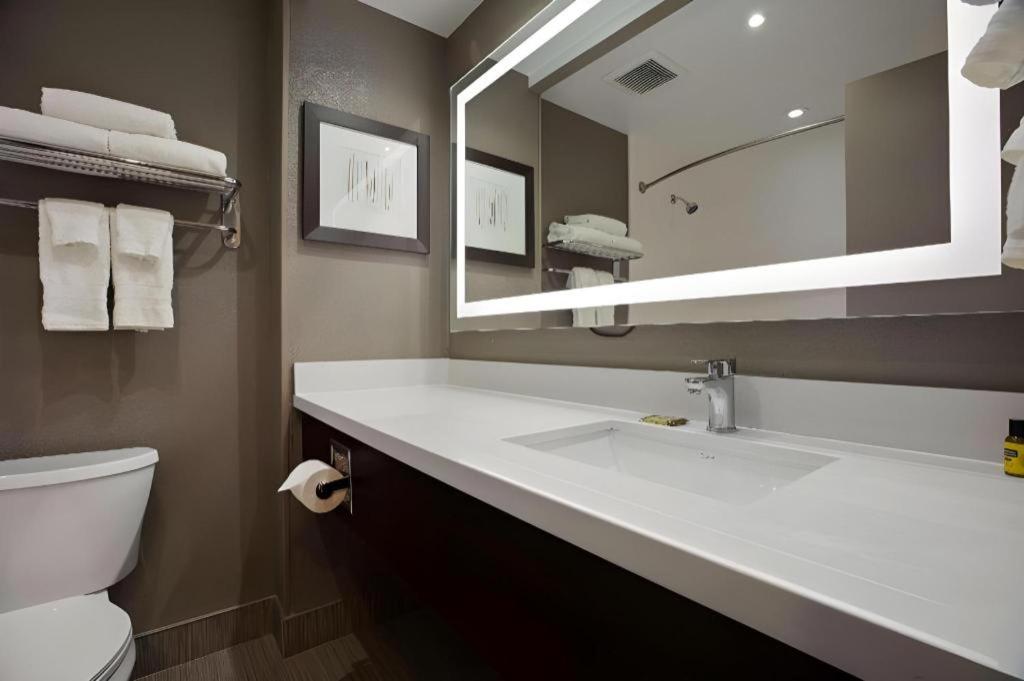 Best Western Plus Executive Inn - Photo 64