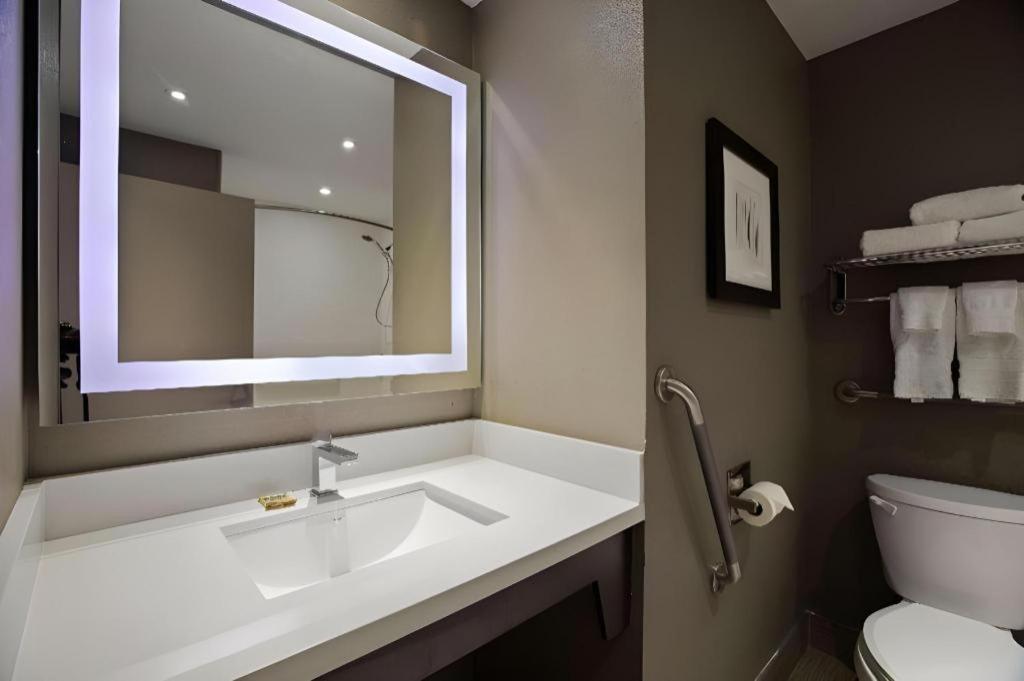 Best Western Plus Executive Inn - Photo 65