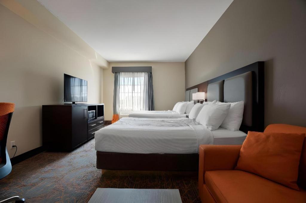 Best Western Plus Executive Inn - Photo 76