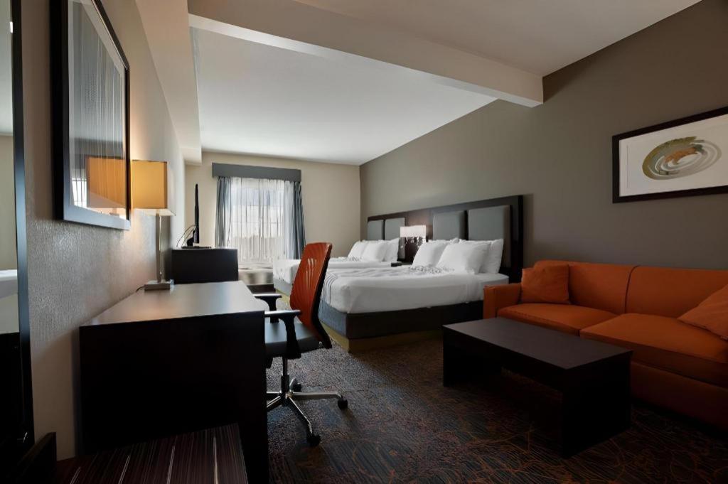 Best Western Plus Executive Inn - Photo 77
