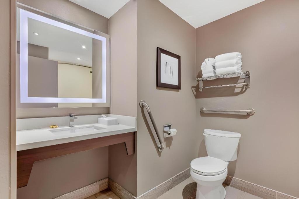 Best Western Plus Executive Inn - Photo 93