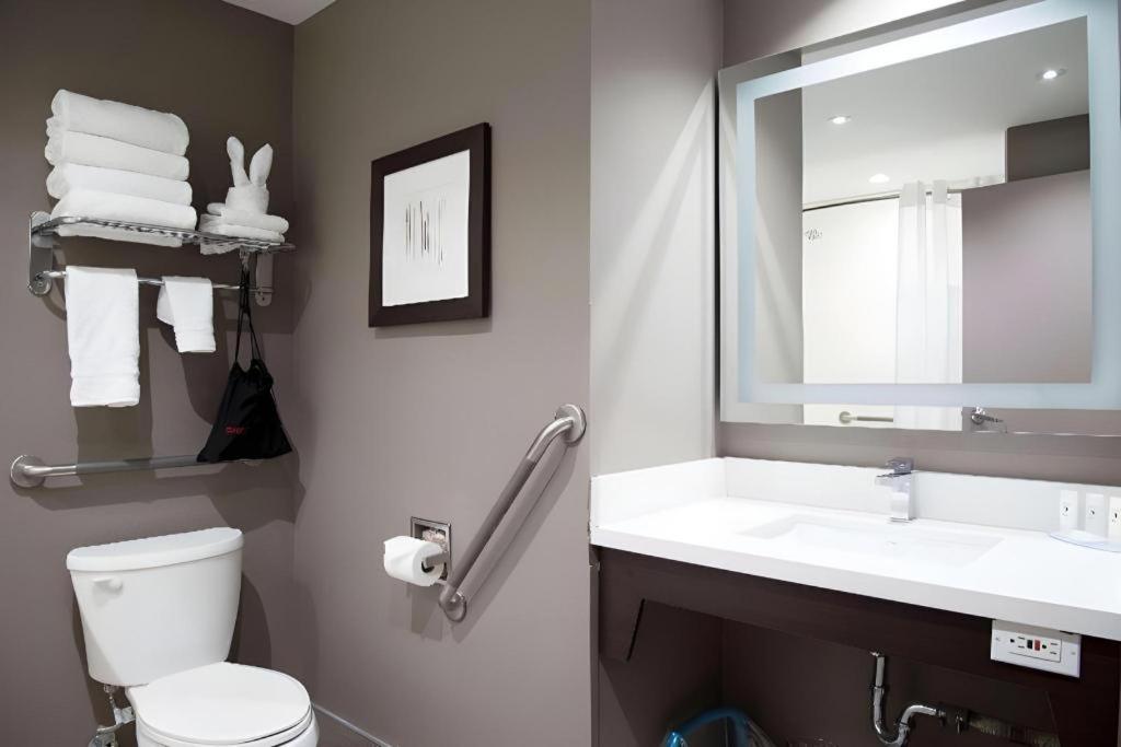 Best Western Plus Executive Inn - Photo 91