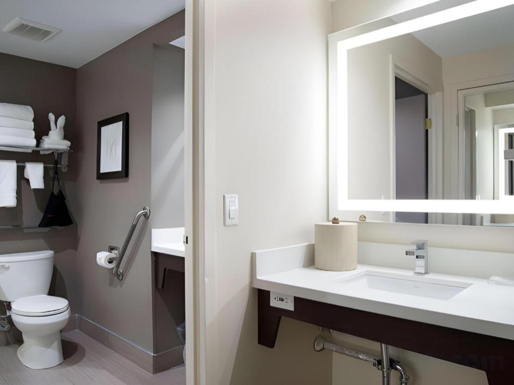 Best Western Plus Executive Inn - Photo 92