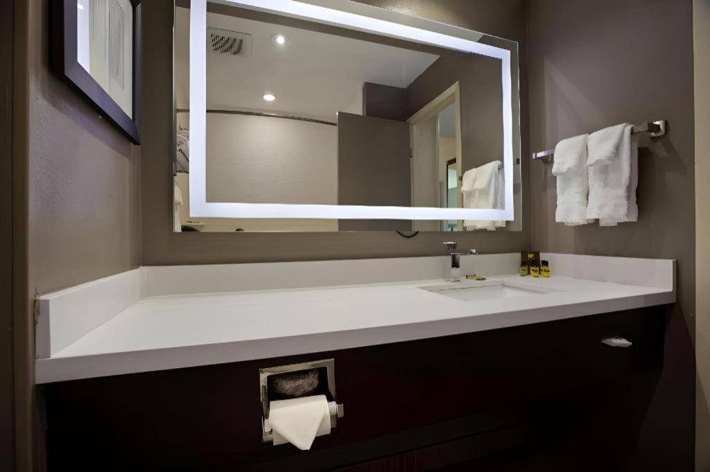 Best Western Plus Executive Inn - Photo 105