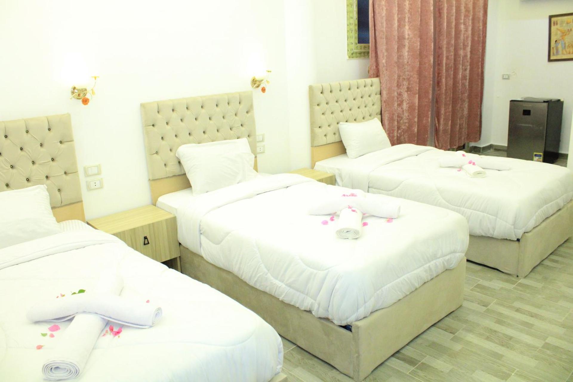 Golden king pyramids view INN - Photo 8