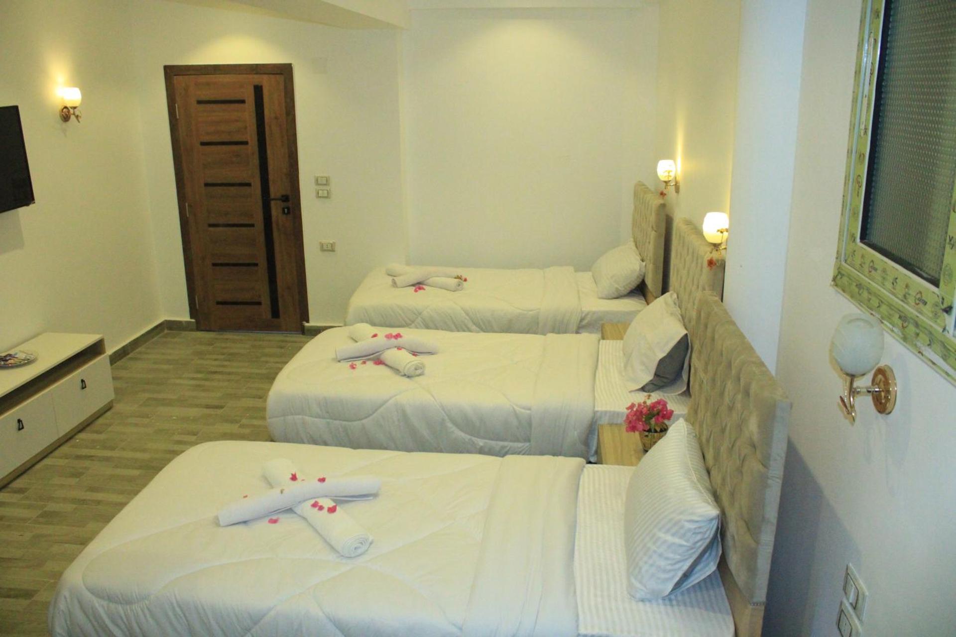 Golden king pyramids view INN - Photo 9