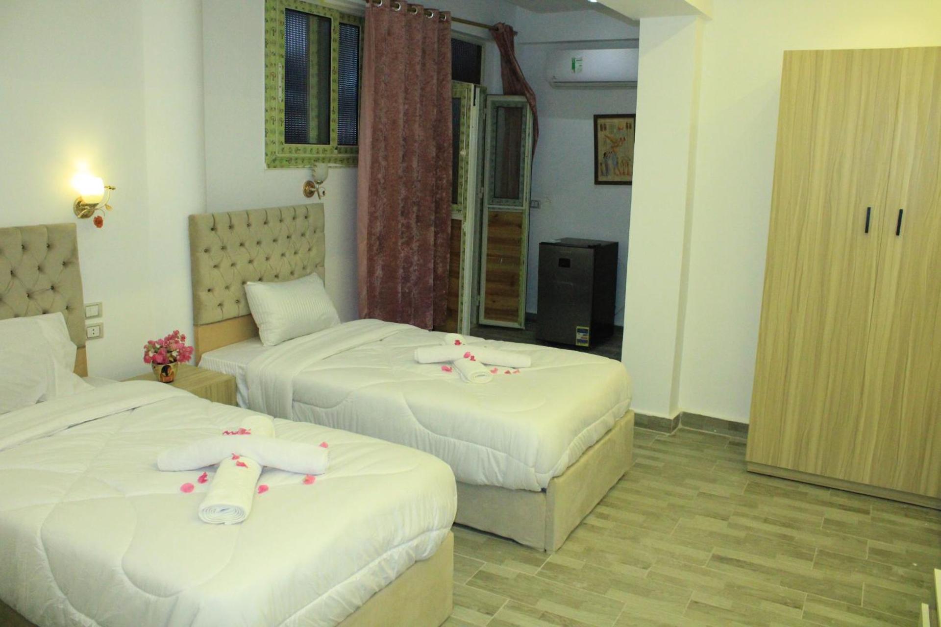 Golden king pyramids view INN - Photo 10