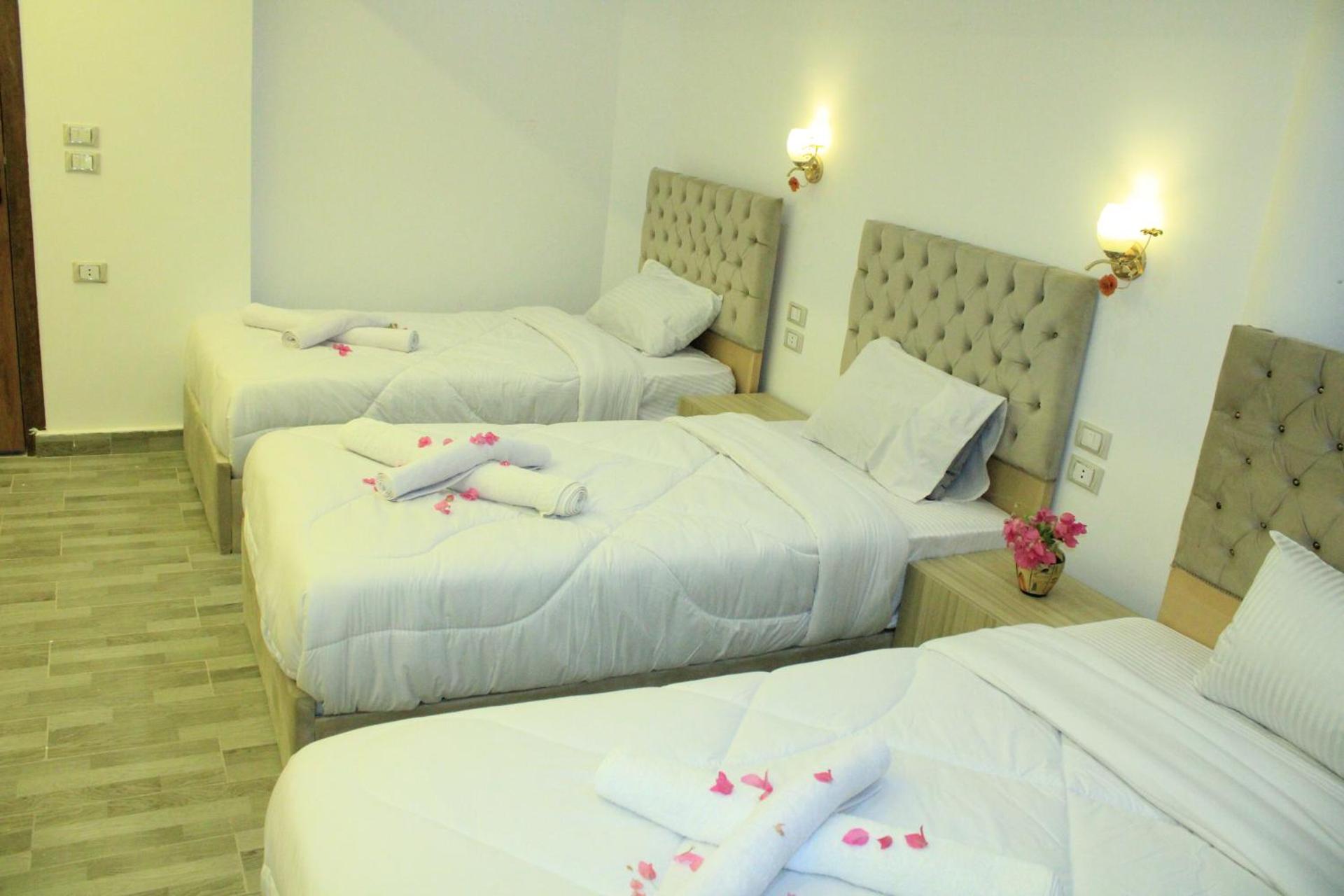 Golden king pyramids view INN - Photo 7