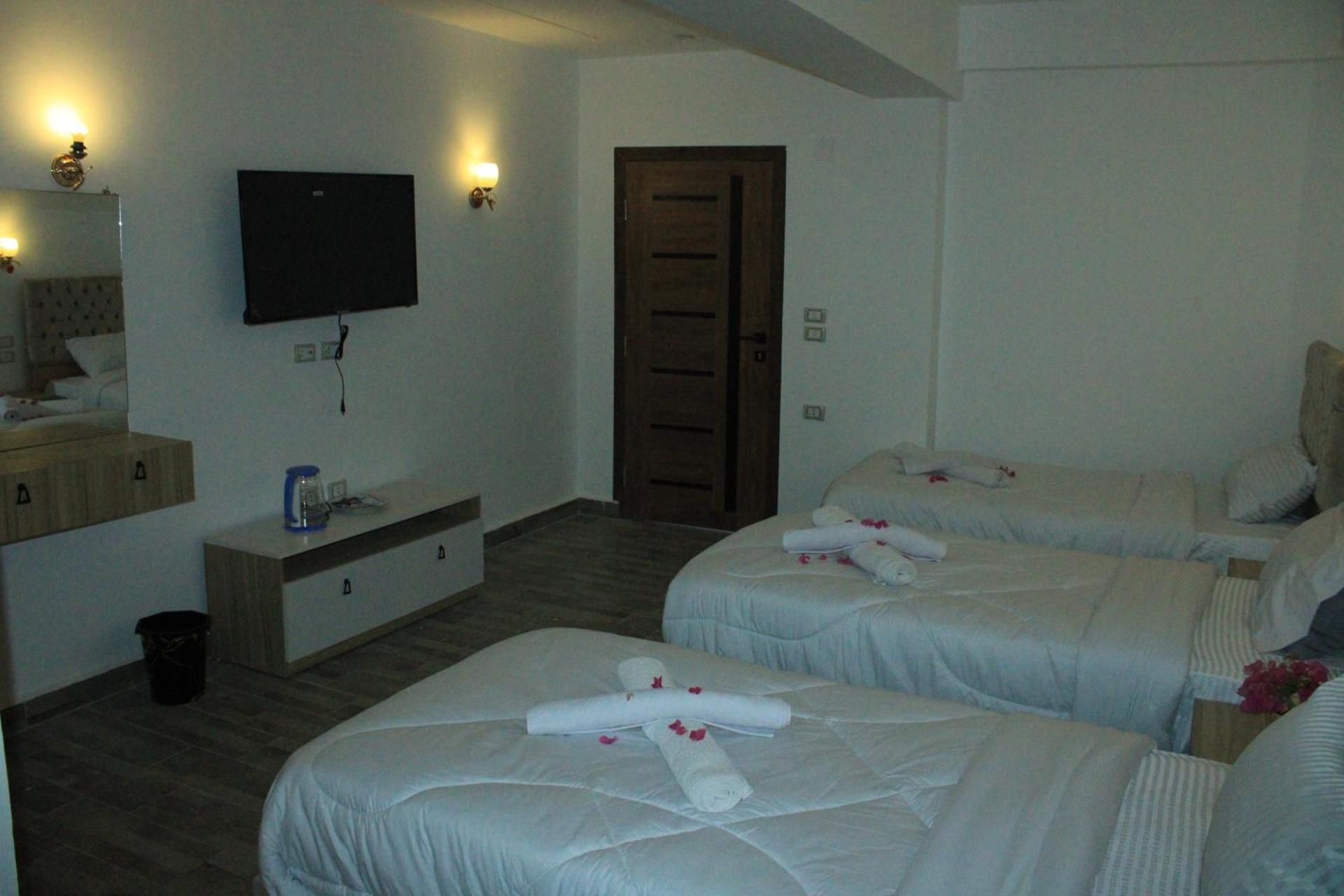 Golden king pyramids view INN - Photo 5