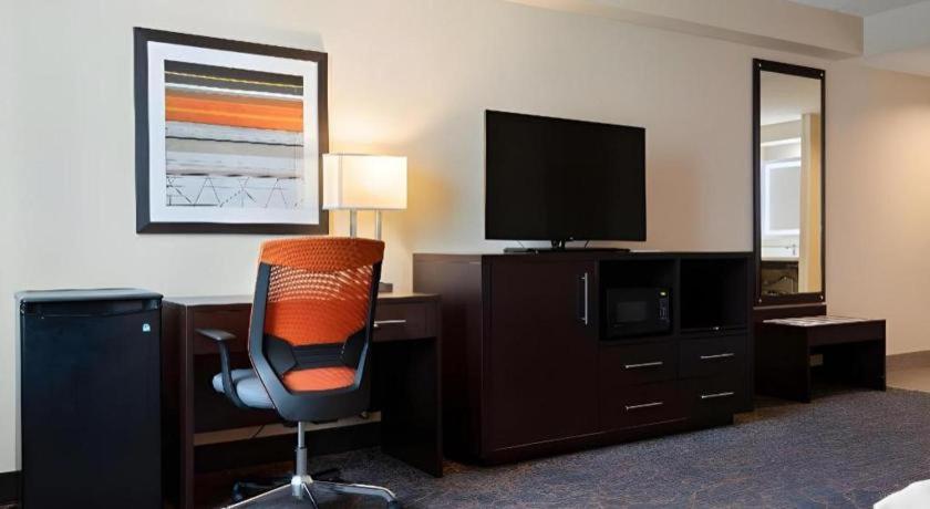 Best Western Plus Executive Inn - Photo 35