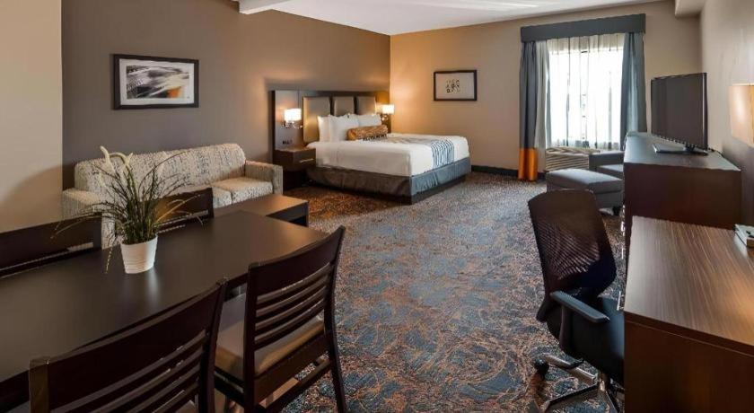 Best Western Plus Executive Inn - Photo 17