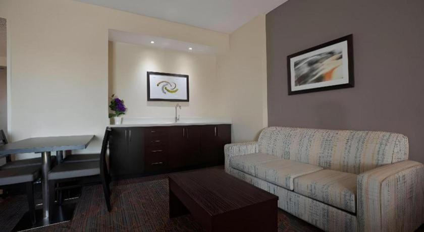 Best Western Plus Executive Inn - Photo 42