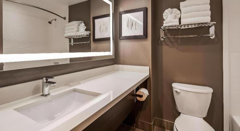 Best Western Plus Executive Inn - Photo 39