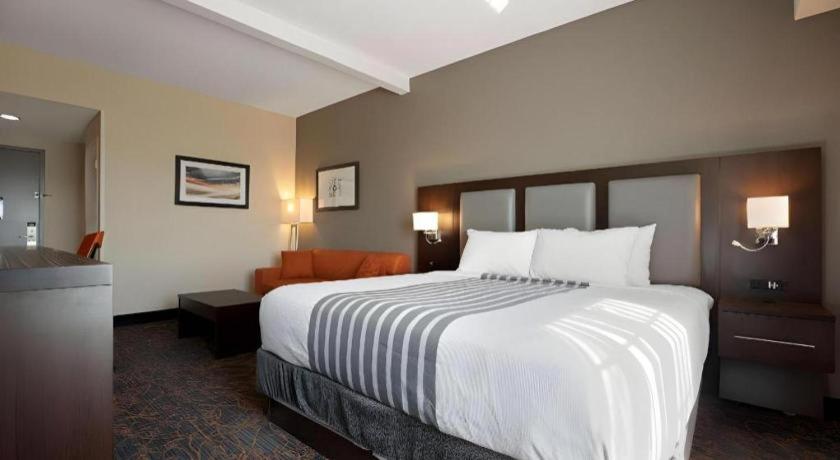 Best Western Plus Executive Inn - Photo 31