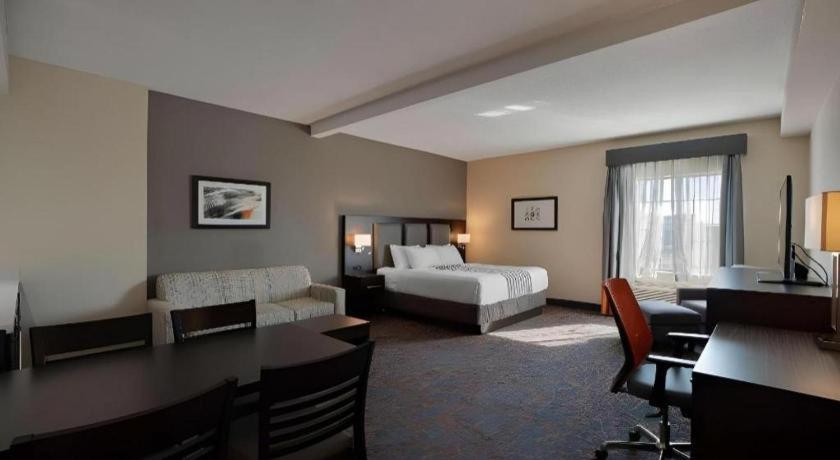 Best Western Plus Executive Inn - Photo 27