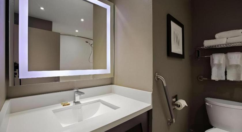 Best Western Plus Executive Inn - Photo 45