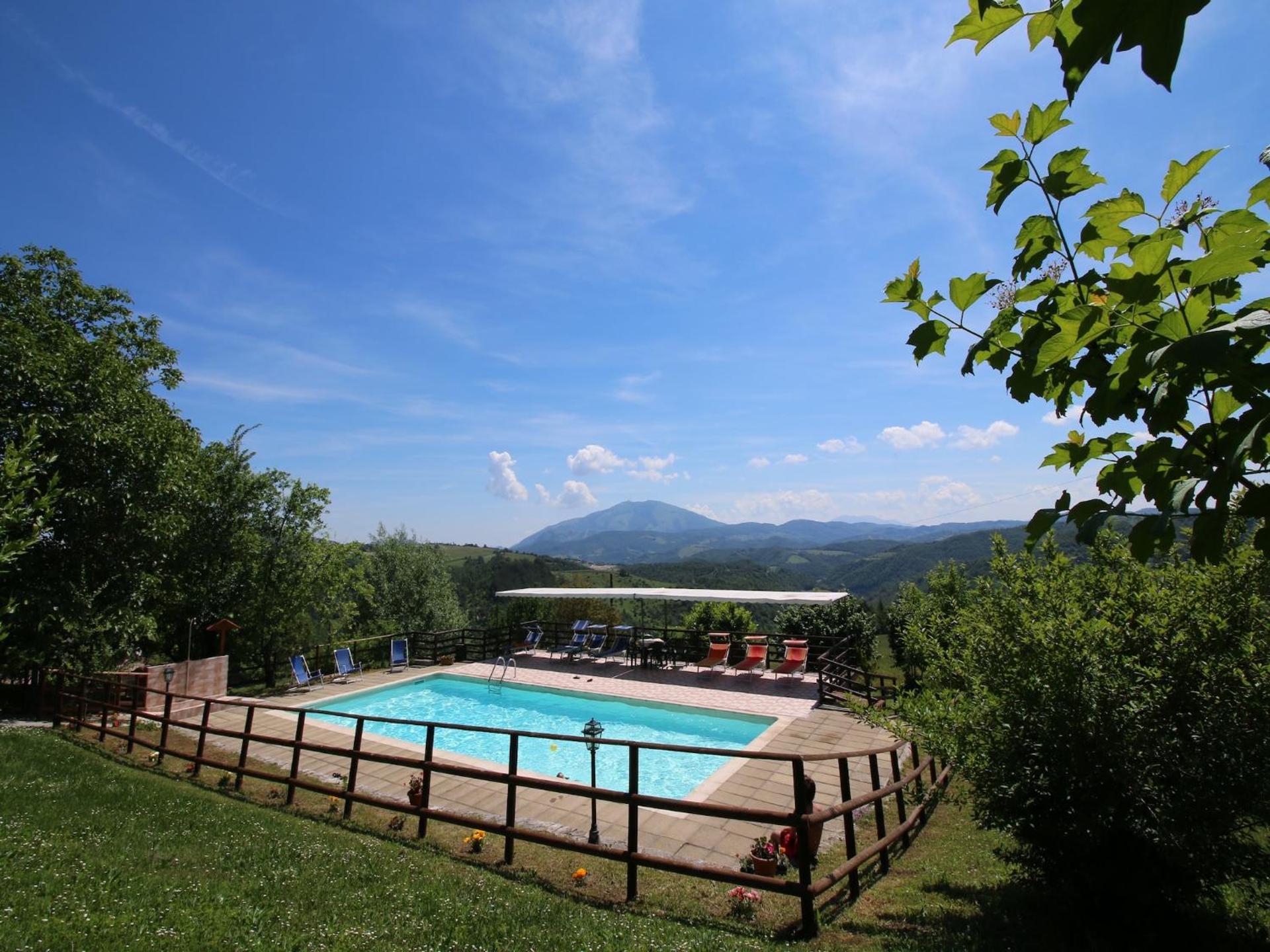 Farmhouse in Apecchio with Swimming Pool, Terrace, Garden - Photo 9