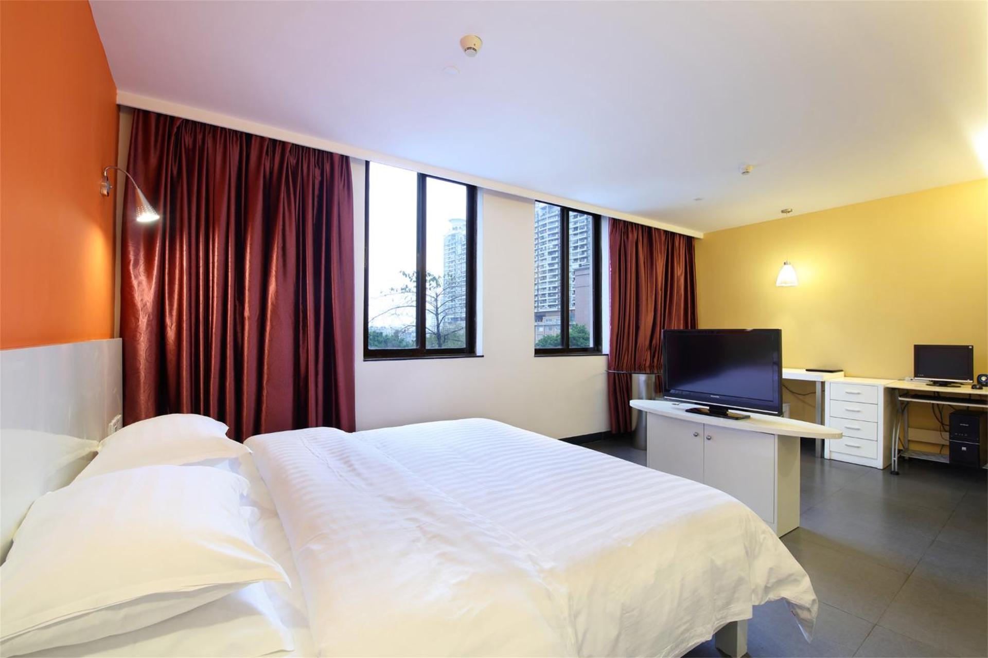 LN Whitehouse Hotel - Photo 18