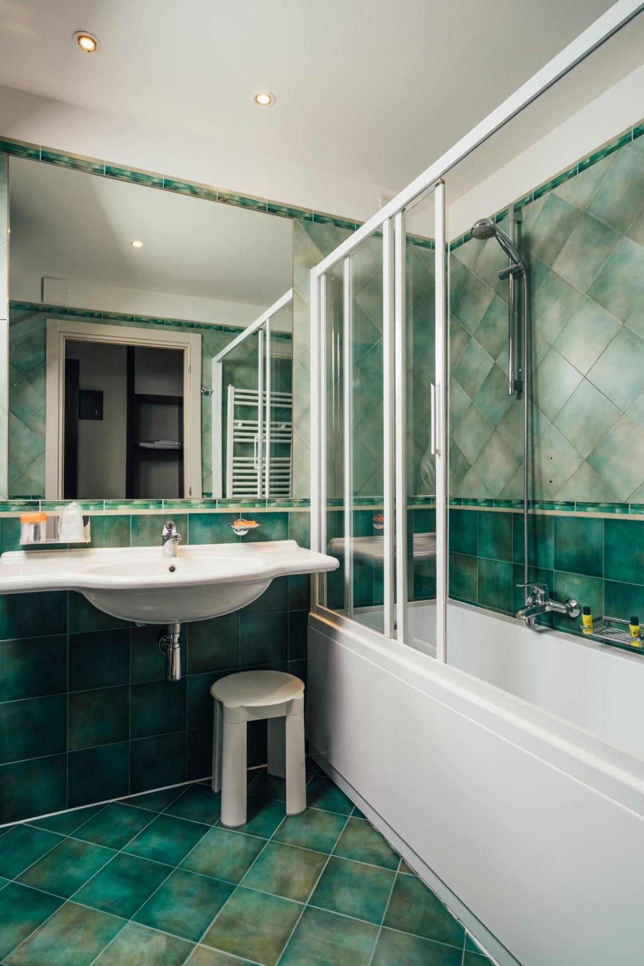 Euro Hotel - Photo 46