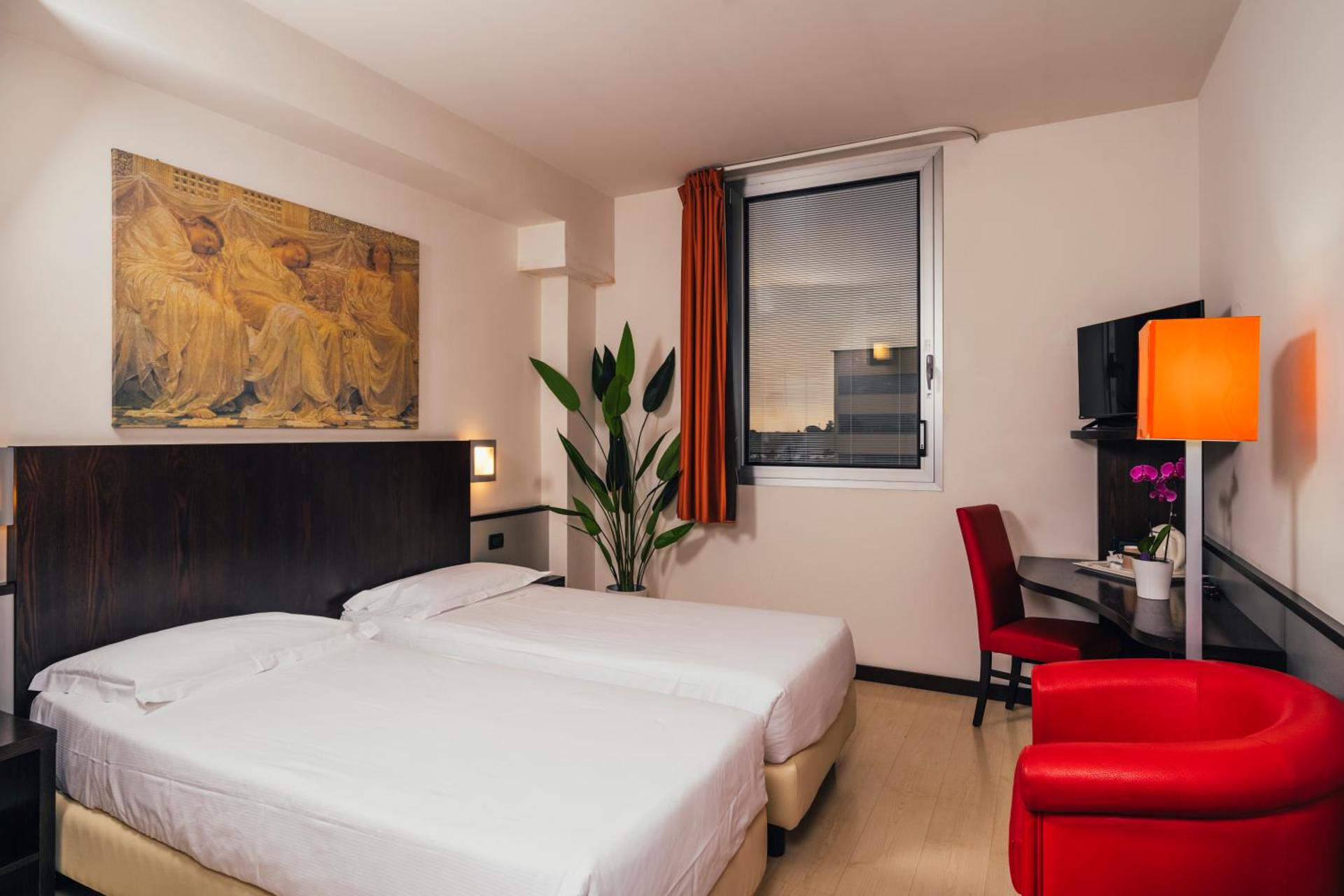 Euro Hotel - Photo 40