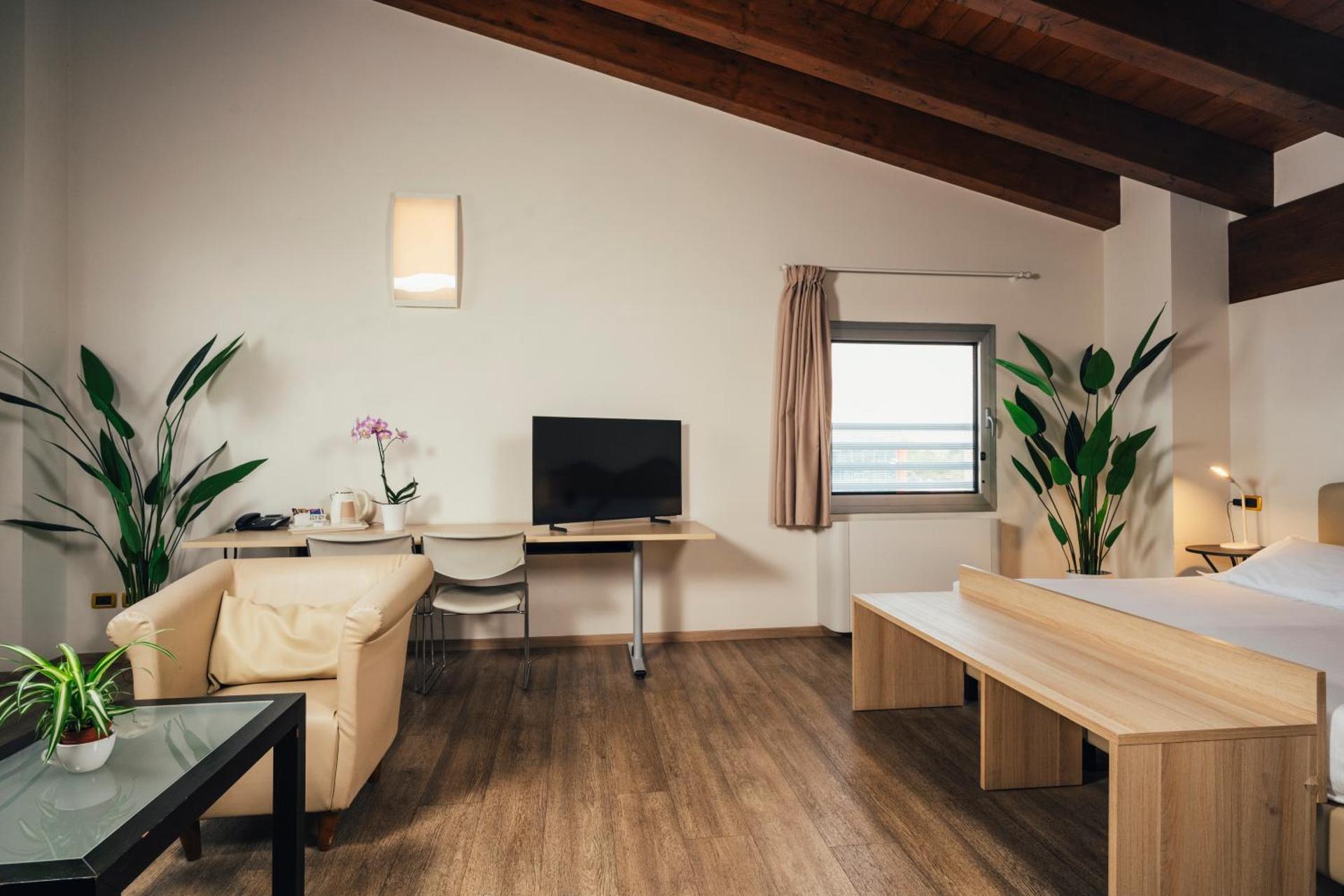 Euro Hotel - Photo 37