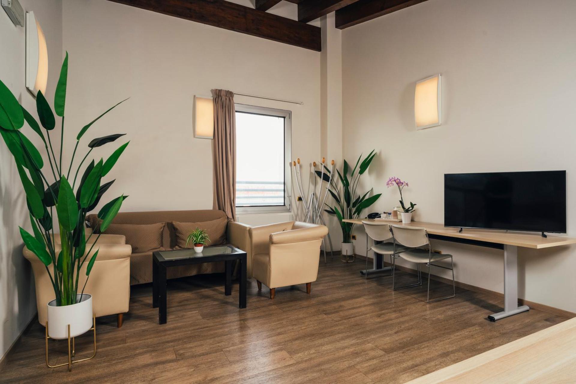 Euro Hotel - Photo 38