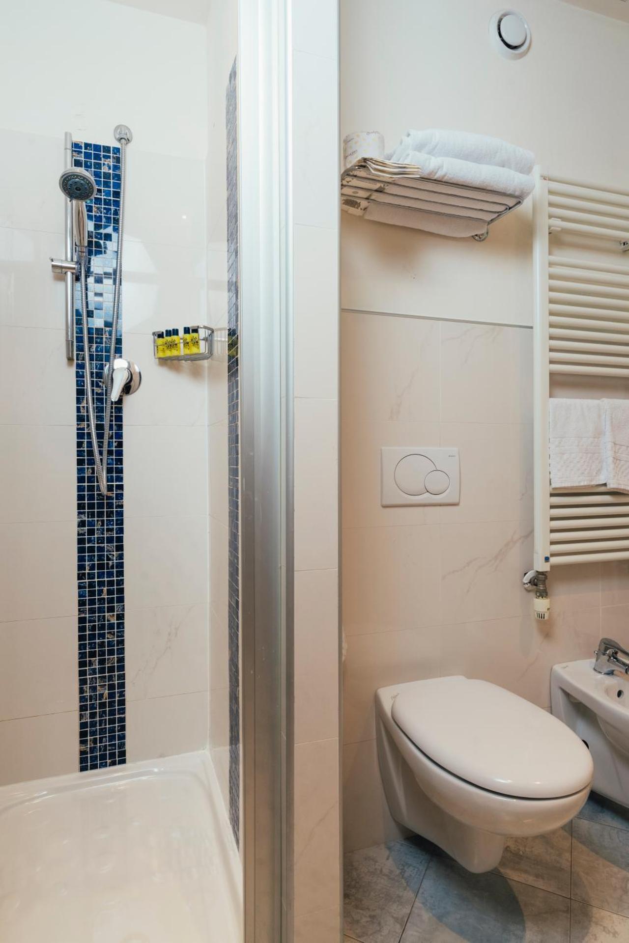 Euro Hotel - Photo 34